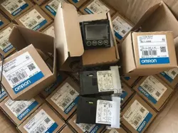 ONE NEW OMRON E5CSV-R2T TEMPERATURE CONTROLLER E5CSVR2T