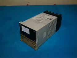 OMRON E5CS-R1KJ E5CSR1KJ TEMPERATURE CONTROLLER W/ SOCKET