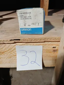 NEW OMRON  H3CR-A8 TIMER RELAY