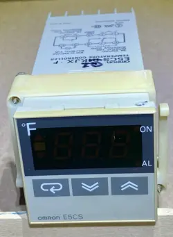 OMRON E5CS-Q1KJX-F  TESTED GOOD USED TEMPERATURE CONTROLLER