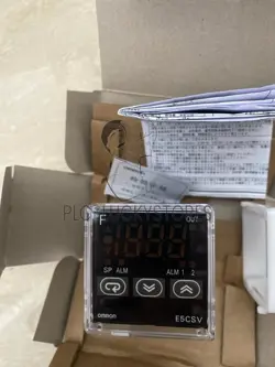 ONE NEW IN BOX OMRON E5CSV-R1T TEMPERATURE CONTROLLER
