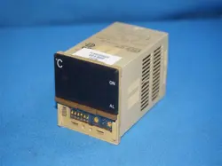 OMRON E5CS-Q1P E5CSQ1P TEMPERATURE CONTOLLER W/ BREAKAGE