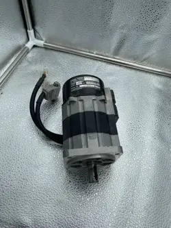 OMRON SERVO MOTOR R88M-H30030 / 300W, 3000RPM / GOOD CONDITION