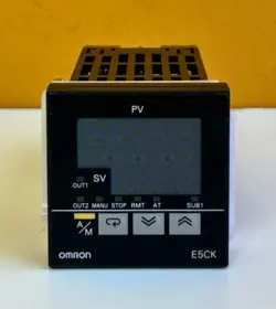 OMRON E5CK-AA1-500 100-240 VAC, LED, DIGITAL TEMPERATURE CONTROLLER. TESTED!
