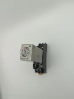 OMRON H3YN-2 TIMER WITH DIN CONNECTION 