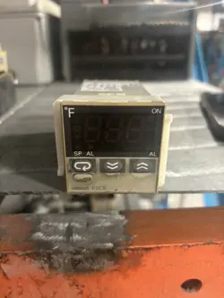 OMRON E5CS-R1KJX-F TEMPERATURE CONTROLLER USED
