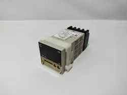 OMRON E5CS-R1KJ E5CSR1KJ TEMPERATURE CONTROLLER 100-240VAC 50/60HZ 7VA W/ SOCKET