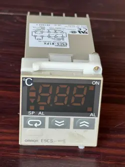 OMRON E5CS-R1PX TEMPERATURE CONTROLLER