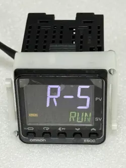 OMRON E5CC-QX2ASM-800 DIGITAL TEMPERATURE CONTROLLER 100-240VAC USED