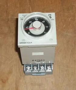 OMRON H3CR-A8 TIMER WITH SOCKET 5X852E