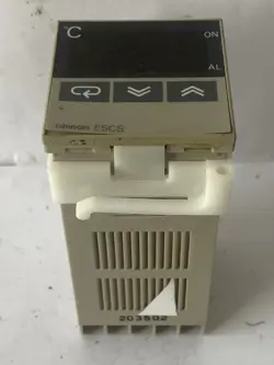 OMRON E5CS-R1KJX TEMPERATURE CONTROLLER 100-240VAC 3A 250VAC