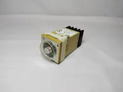 OMRON E5C2 -R20J TEMPERATURE CONTROLLER W/ SOCKET