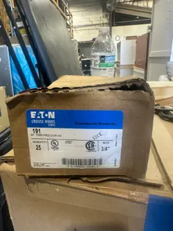 BOX OF 25 EATON CROUSE HINDS 191 THREE PIECE COUPLINGS 3/4