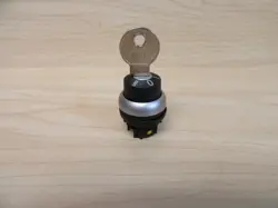 CUTLER HAMMER EATON M22-WRS3-A4 SELECTOR SWITCH