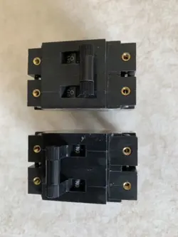 LOT OF 2 X HEINEMANN EATON CIRCUIT BREAKER AM2R -Z1003-2W 30 AMP 250AC