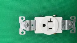 EATON TAMPER RESISTANT  RECEPTACLE 15A/125V 10A/250V AC POWER SOCKET