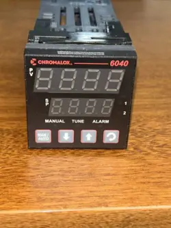 CHROMALOX TEMPERATURE CONTROLLER 6040-RR0000 WITH PANEL MOUNT
