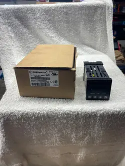 BRAND NEW CHROMALOX 6040SRR000 ELECTRONIC THERMOSTAT