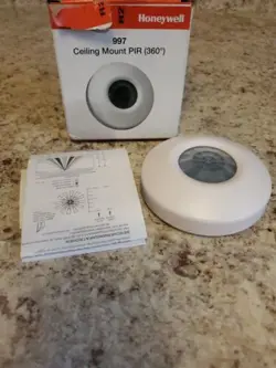 BRAND NEW HONEYWELL 997 CEILING MOUNT PIR MOTION DETECTOR SENSOR. CONTENTS SHOWN