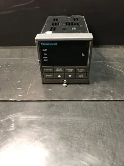 DC300K-Q-000-20-0000-0 UDC300 VERSA-PRO