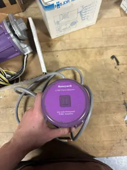 BOX HONEYWELL C7061A1004