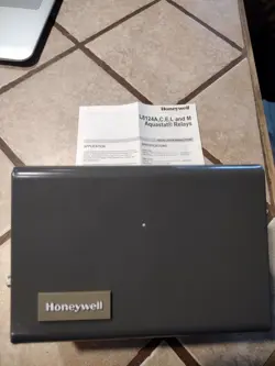 L8124C 1102 HONEYWELL TRIPLE AQUASTAT RELAY, LINE VOLT BURNER CONTROL, 120V