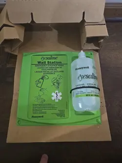 32-000461-0000  HONEYWELL  EYESALINE WALL STATION   32 OZ SINGLE BOTTLE 11.5X12