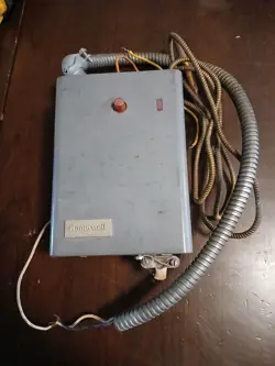 HONEYWELL R8182H TRIPLE AQUASTAT PROTECTORELY CONTROLLER, WORKING USED