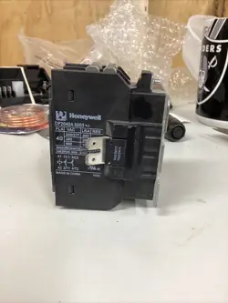 DP2030A5005 2P HONEYWELL DEFINITE PURPOSE CONTACTOR W/ 24V 60HZ COIL NEW