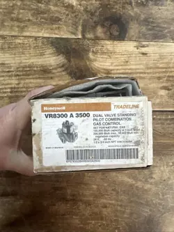 HONEYWELL VR8300A3500 DUAL VALVE STANDING PILOT COMBINATION NATURAL  GAS CONTROL