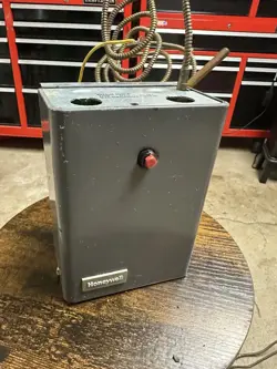 HONEYWELL R8182D-1079 TRIPLE AQUASTAT RELAY CONTROLLER