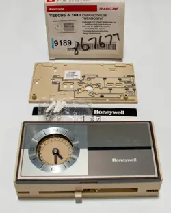 HONEYWELL TS8095A1010 CHRONOTHERM THERMOSTAT HEATING ONLY W/ 191108AC WALL PLATE