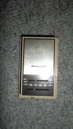 HONEYWELL T834C1137 LOW VOLTAGE THERMOSTAT AUTO-ON INCLUDES HEAT-COOL SUBBASE