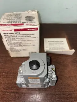 NEW HONEYWELL VR8204A2076 DUAL VALVE INTERMITTENT PILOT COMBINATION GAS   . B371