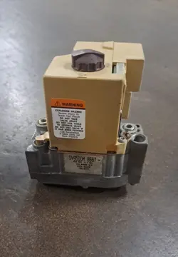 HONEYWELL SV9500M8667 FURNACE SMARTVALVE SMART GAS VALVE 421910 24V  USED
