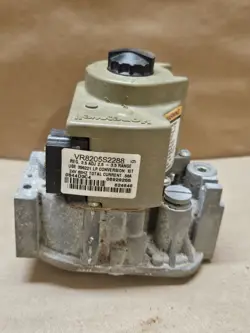 HONEYWELL VR8205S2288 FURNACE GAS VALVE  IN AND OUT 1/2