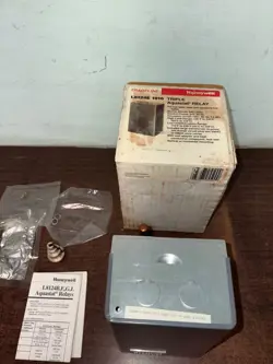 NEW HONEYWELL L8124E1016 TRIPLE AQUASTAT RELAY     S1