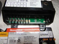 (1) HONEYWELL S8600B SINGLE TRIAL 24 VOLT 60HZ *REMOVED FROM DAMAGED COZY UNIT*
