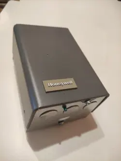 HONEYWELL L8148E1265 AQUASTAT RELAY