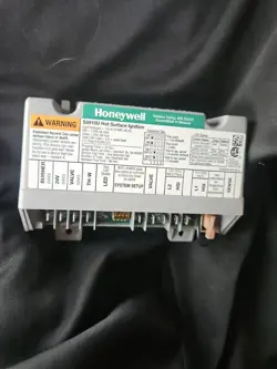 HONEYWELL S8910U1000-1 0244 FURNACE IGNITION CONTROL MODULE