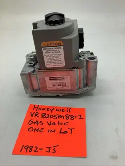 HONEYWELL GAS VALVE, VR8205M8812, ONE IN LOT/ 1982-JJ