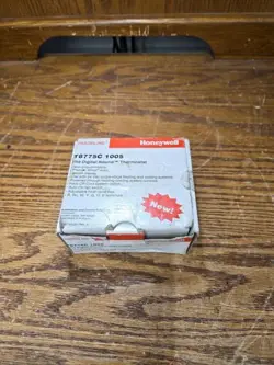 HONEYWELL - T8775C1005 NON-PROGRAMMABLE DIGITAL ROUND THERMOSTAT  NEW IN BOX