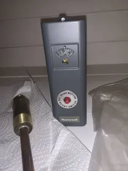 HONEYWELL AQUASTAT L4006E1117 IMMERSION CONTROLLER L4006E 1117 MANUAL RESET