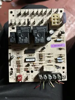 HONEYWELL ST9120C FURNACE CONTROL CIRCUIT BOARD