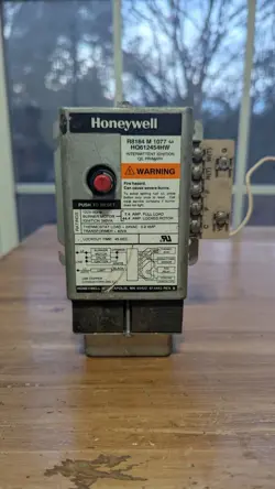 HONEYWELL R8184 M 1077  PROTECTOR RELAY OIL BURNER CONTROL