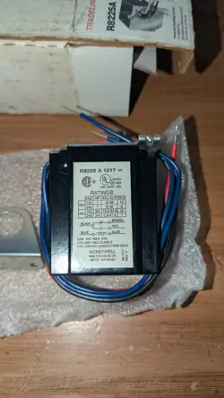 HONEYWELL R8225A 1017 FAN RELAY
