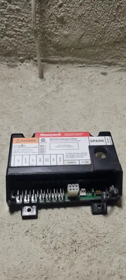 USED HONEYWELL S8610UIGNITION CONTROL MODULE CONTINUOUS RETRY FREE SHIPPING