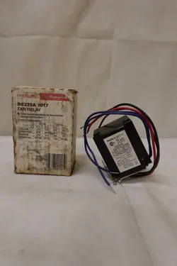 HONEYWELL R8225A 1017 FAN RELAY 120/240 VAC SWITCHING SPDT 1/2