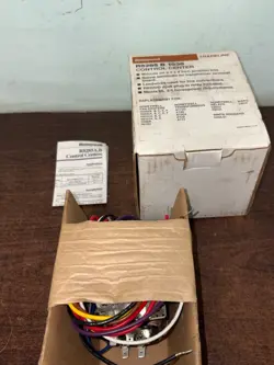 NEW HONEYWELL R8285B1038 CONTROL CENTER  S1