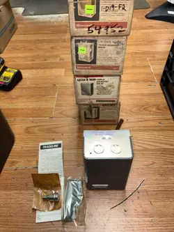 4 NOS HONEYWELL L8124B1039 TRIPLE AQUASTAT RELAYS     S1